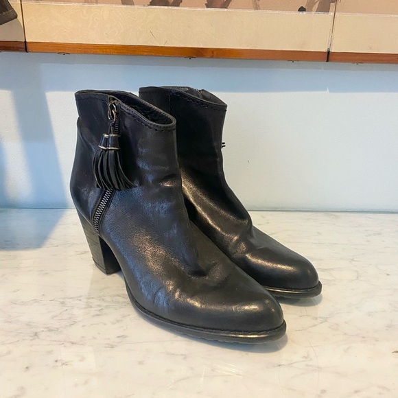 Stuart Weitzman Prancing Tassel Black Leather Side Zip Boots Size 8 VGUC - Picture 2 of 6